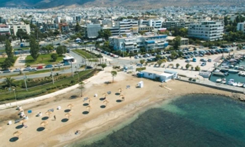 Γλυφάδα: Νεαροί έκαψαν ομπρέλες και επιτέθηκαν στους πυροσβέστες!